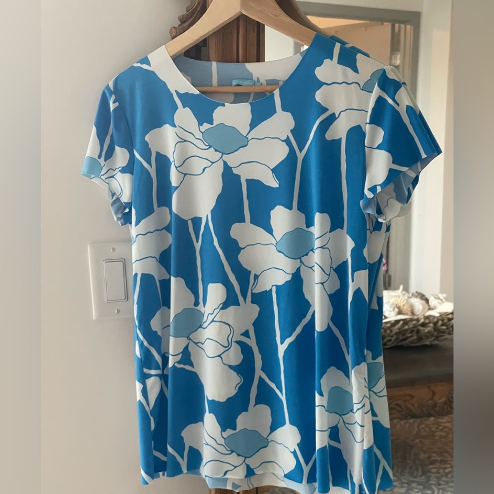 J. McLaughlin lightweight Blue and White top small